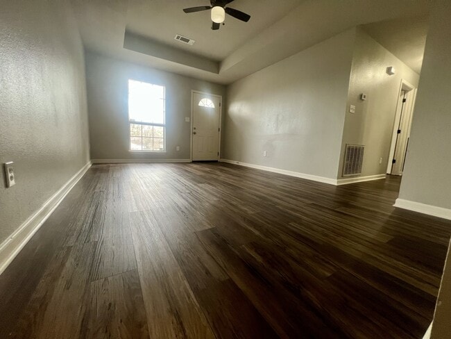 Building Photo - 1200 Oakview Dr