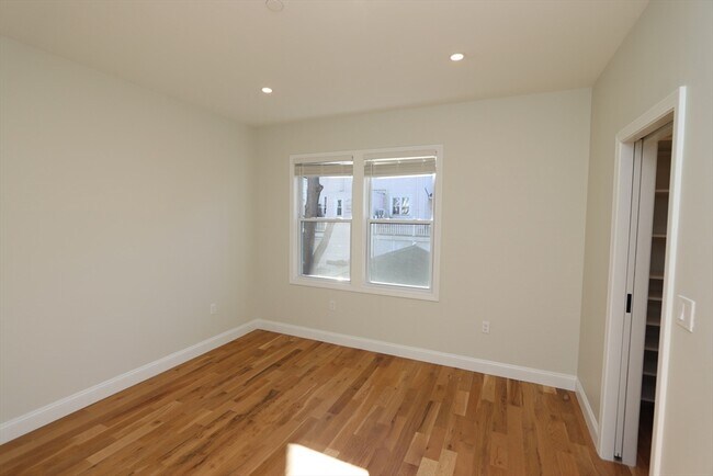 Building Photo - 14-16-16 Harriet St