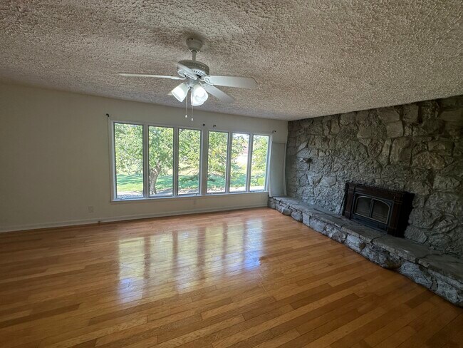 Building Photo - 1516 Schuff Ln
