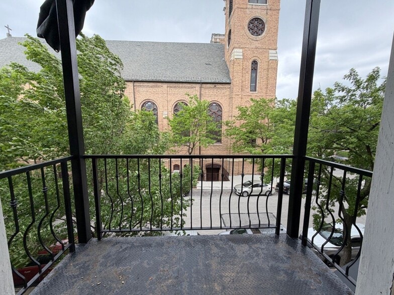 Building Photo - 1368 W Evergreen Ave