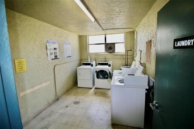 Building Photo - 1810 N Lauderdale Ave