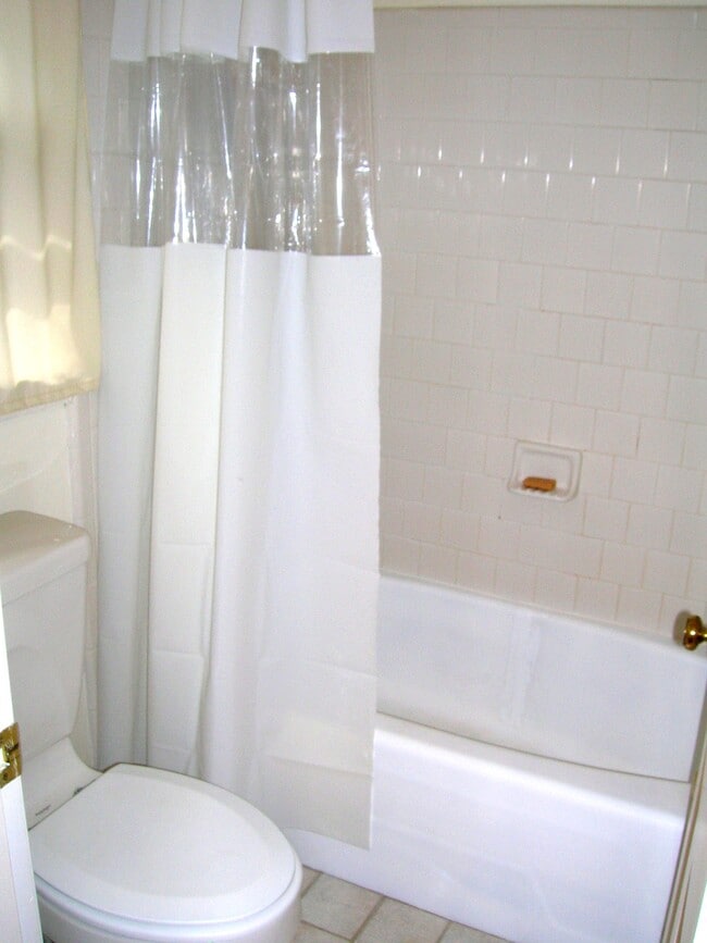 Building Photo - 211 Surrey Rd