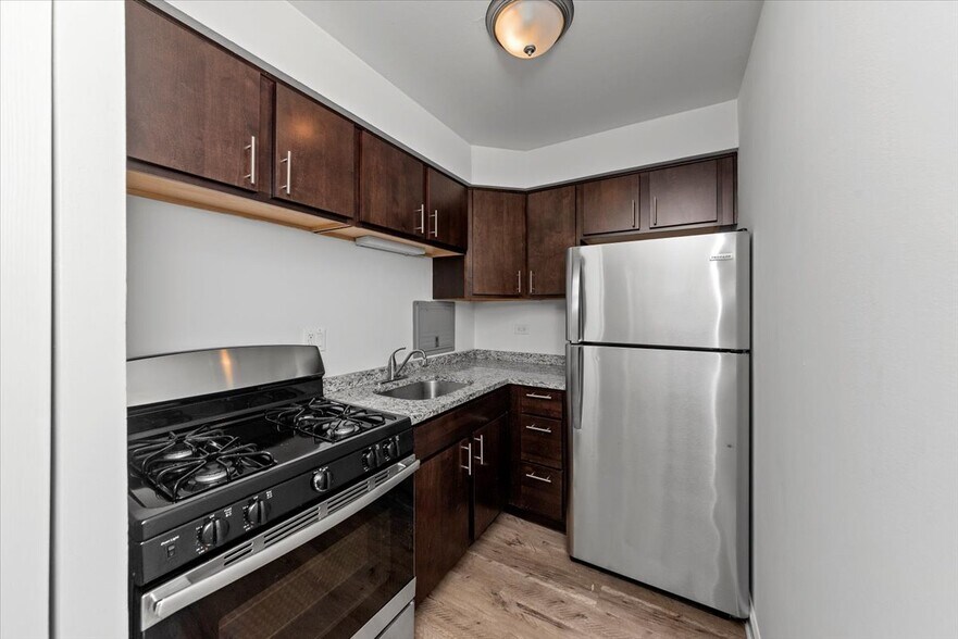 Building Photo - 6211 N Kenmore Ave
