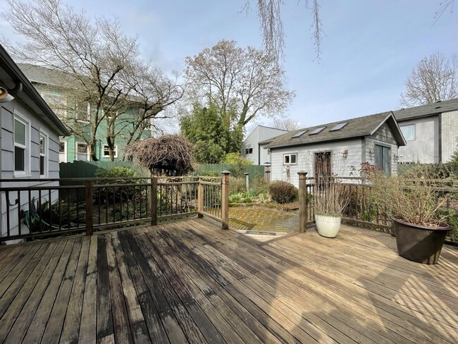 Building Photo - Charming Sellwood Bungalow with Nice Shed, Washer/Dryer, Fenced Yard