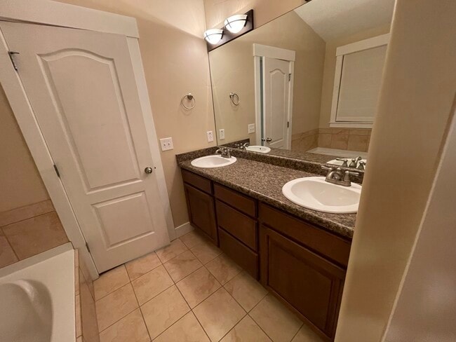 Building Photo - 4274 Lake Bridge Dr