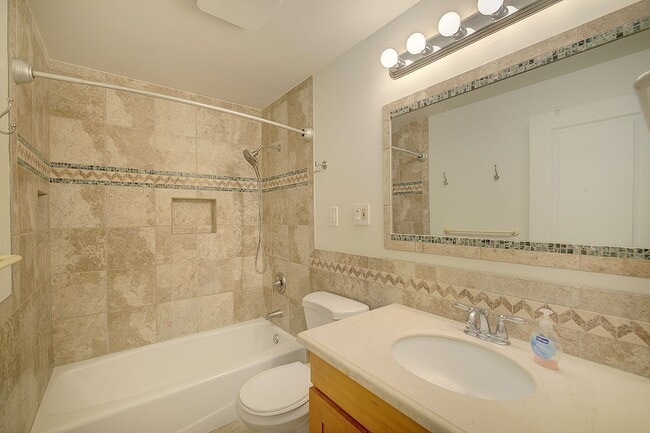 Building Photo - 3bd/1.5ba Mercer Island Home