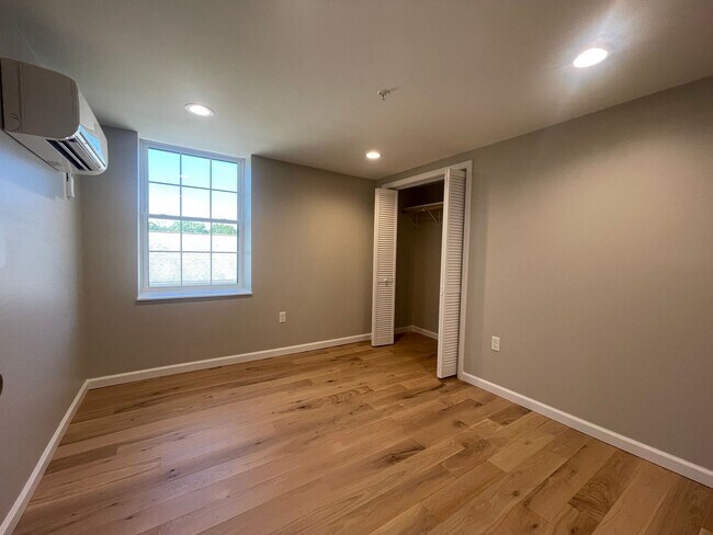 Building Photo - 2 Bedroom / 1 Bath Apt. Upstairs  Kingsport, TN