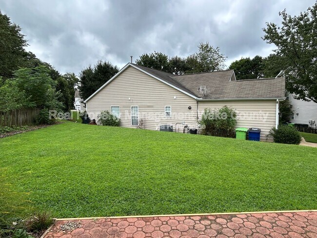 Building Photo - 2500 Valley Haven Dr