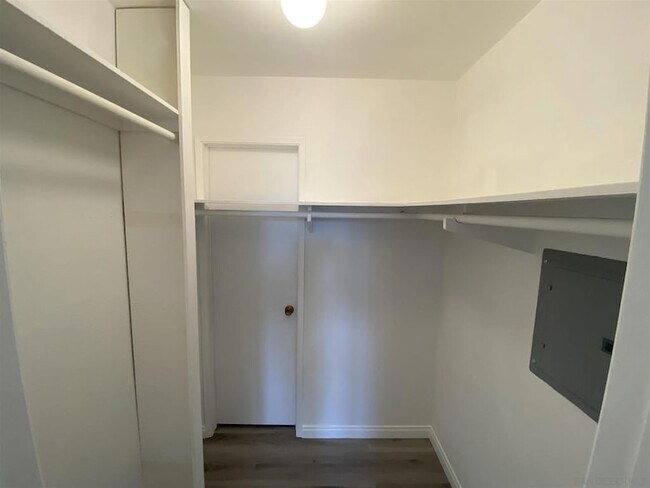 Building Photo - 6930 Hyde Park Dr