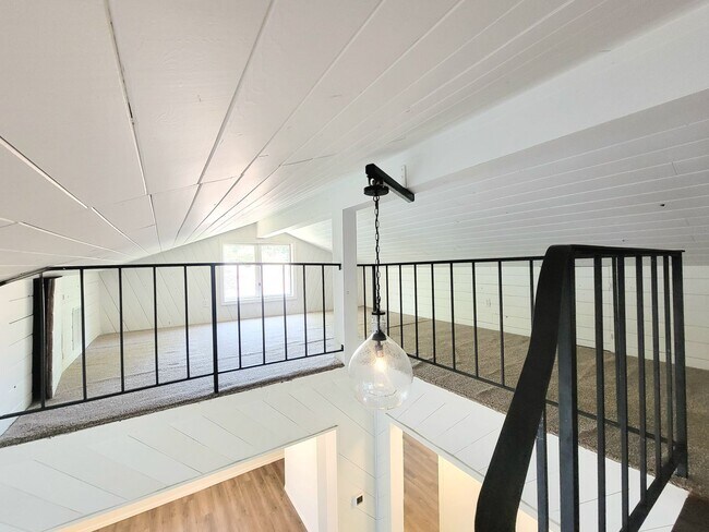 Building Photo - Captivating 3BD/1BA Home with Spacious Yar...