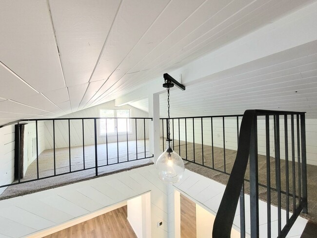 Building Photo - Spacious Yard and Detached Garage - Captiv...