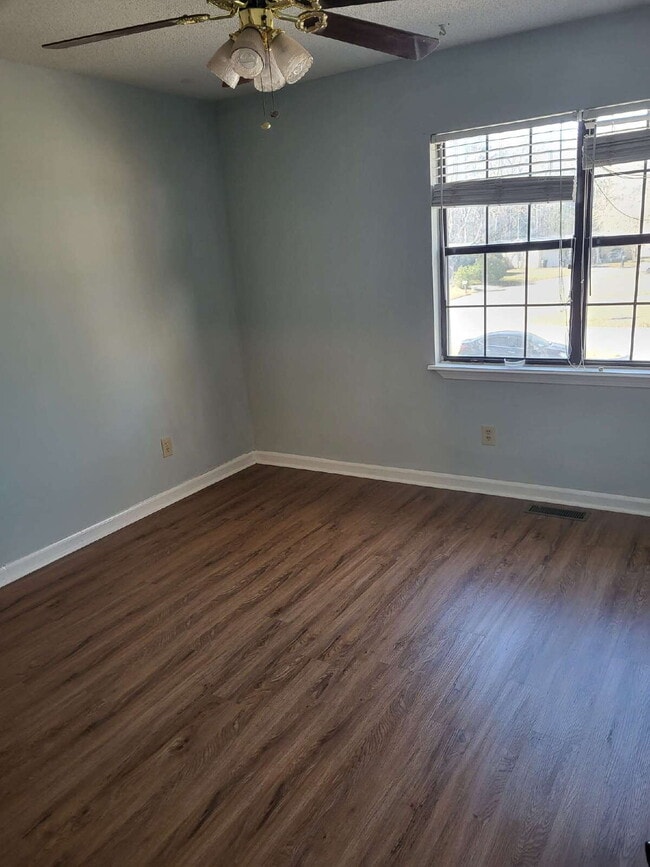 Building Photo - "Charming Goose Creek Townhouse: Cozy 2-Bedroom Retreat with Fireplace!"
