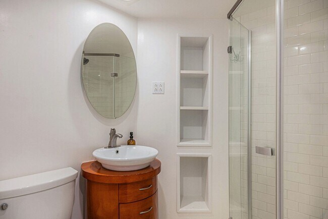 Building Photo - 3 Bedroom 2 Bathroom End Unit Townhome!