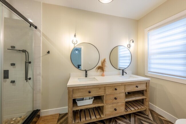 Building Photo - 139 W 4th Ave