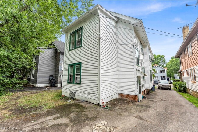 Building Photo - 915 Helmsdale Rd