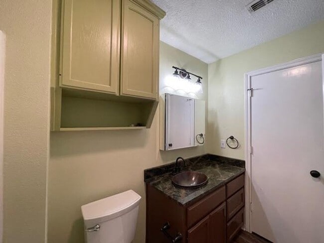 Building Photo - 806 Parkview Cir