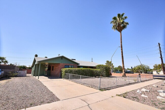 Building Photo - Eastside (Broadway and Wilmot) 3 bedroom, ...