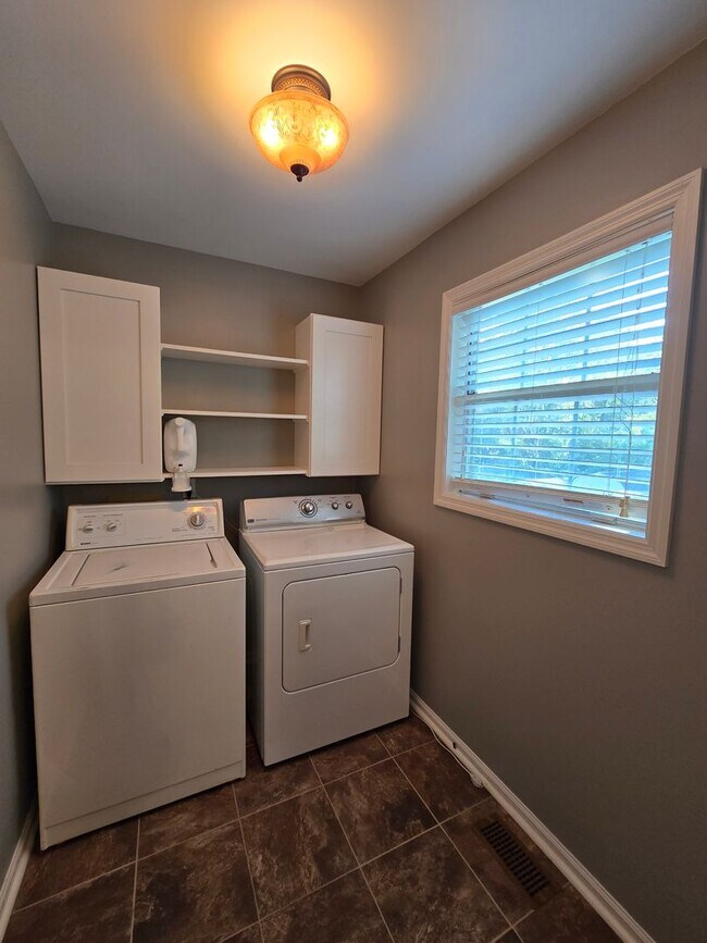 Building Photo - MOVE-IN SPECIAL!! $250 OFF First Month