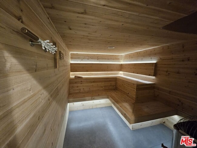 Building Photo - 2170 Century Pk E