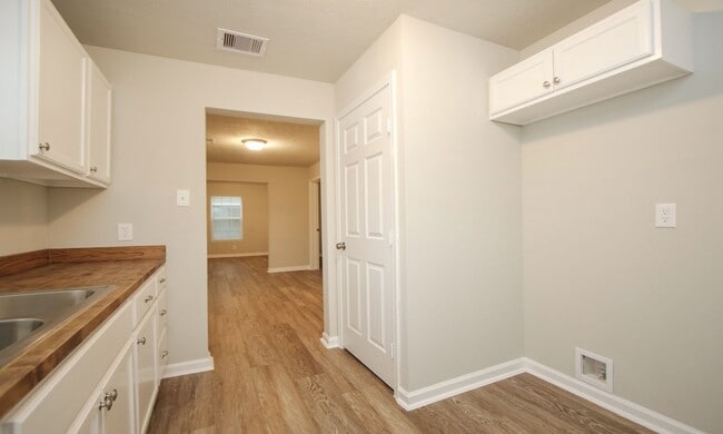 Building Photo - 2 bed 1 bath row house on corner lot in 77004!