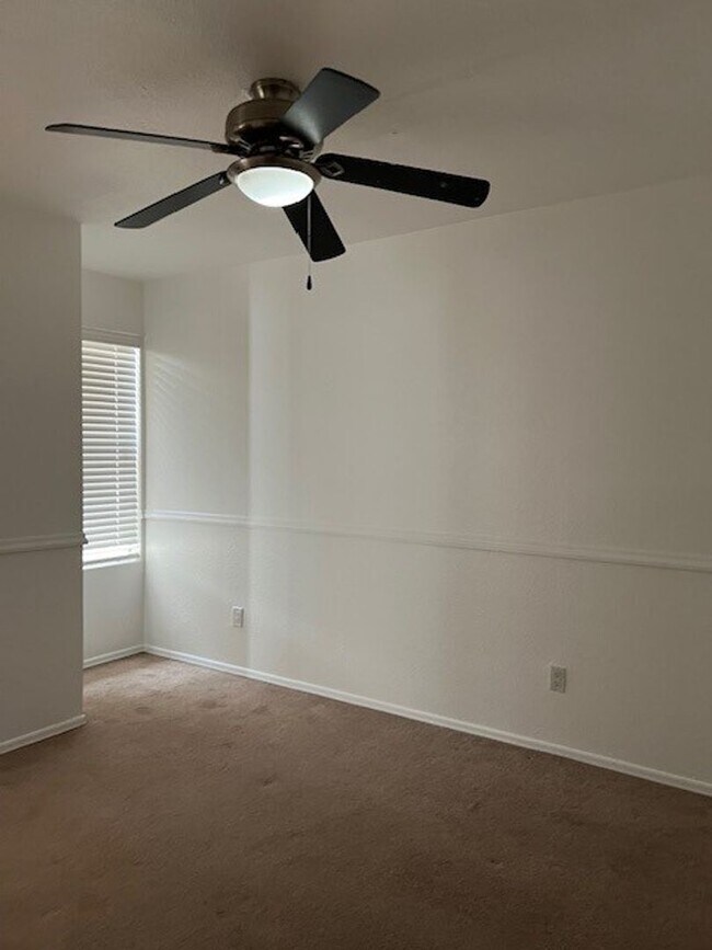 Building Photo - Palmdale