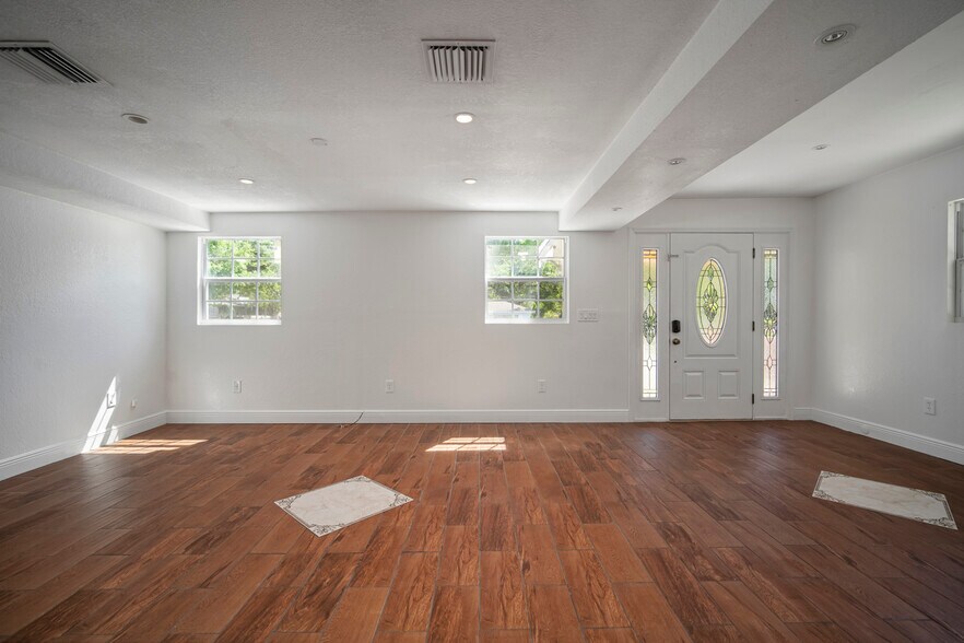 Living Room/Foyer - 2012 E Idlewild Ave