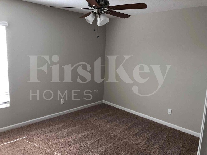 Building Photo - 1773 SW Cannon Ave