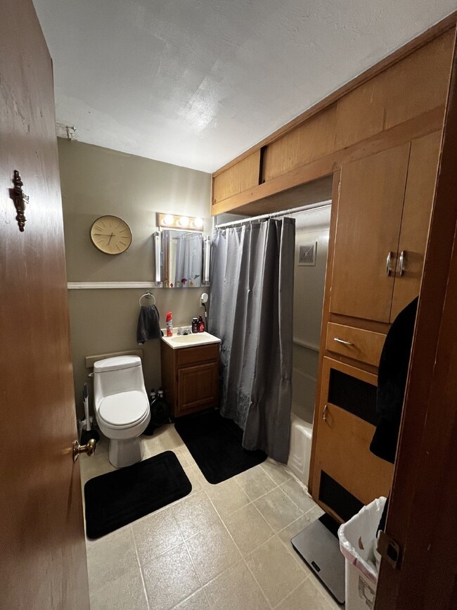 Building Photo - Huge 4 bed 1 bath very close to Water St. ...
