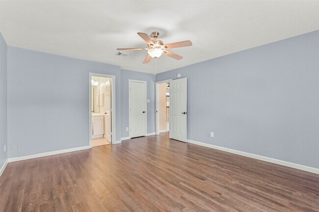 Building Photo - 313 Winding Oak Ln S