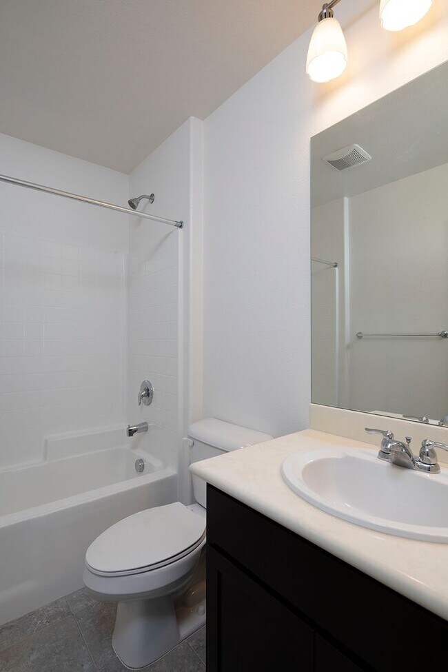 Building Photo - Spacious Two Bedroom Townhouse in Imperial...