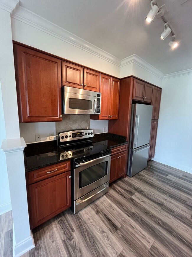 Building Photo - Modern condo  in the center of shopping , restaurants and entertainment venues.