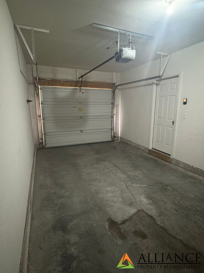 Building Photo - Town Home in West Manhattan!