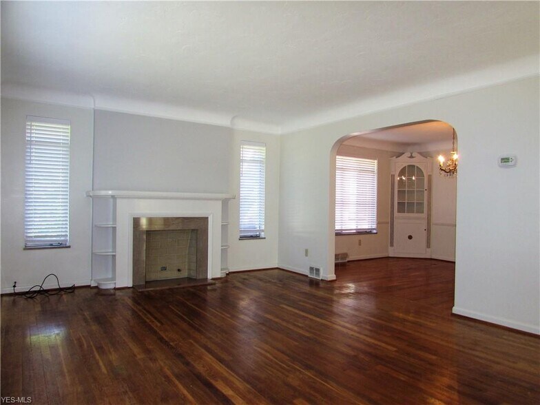 Spacious Living Room overlooking Lake Ave - 11509 Lake Ave