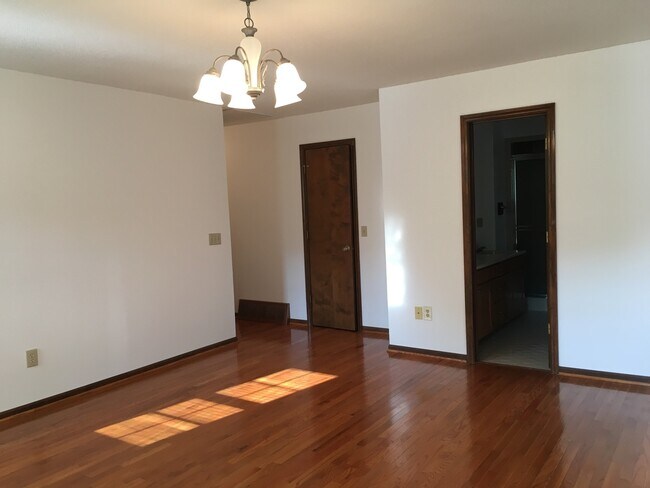 Building Photo - Spacious 3 Bedroom 2.5 Bath home located i...