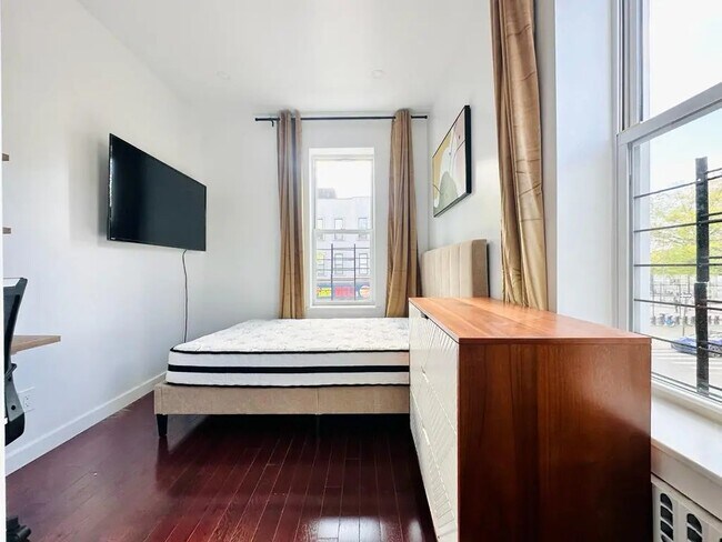 Building Photo - Furnished room/NOT APARTMENT