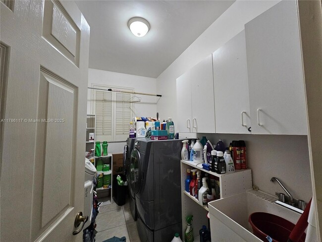 Building Photo - 4653 NW 94th Pl