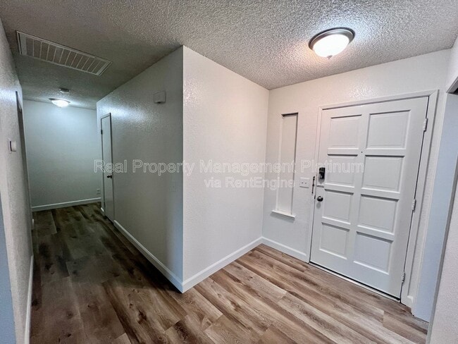 Building Photo - 529 E Escalon Ave