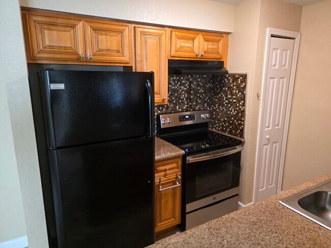 Building Photo - Upgraded Condo With Washer And Dryer
