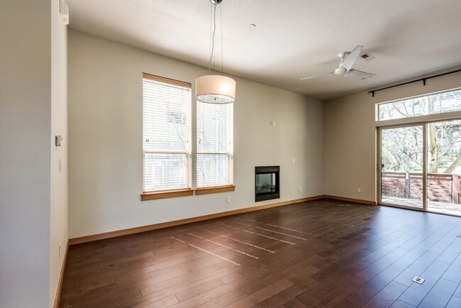 Building Photo - Luxury Three Bedroom Townhome in Johns Lan...