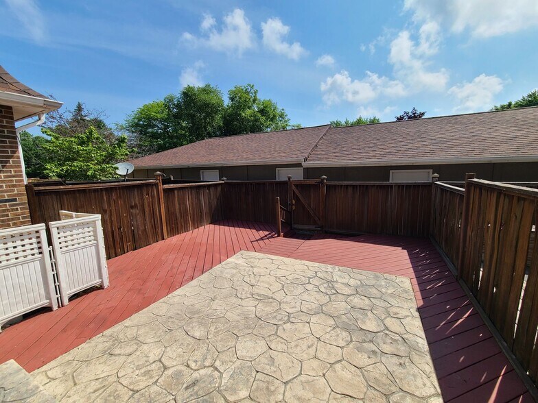 Building Photo - 2595 Stratford Dr