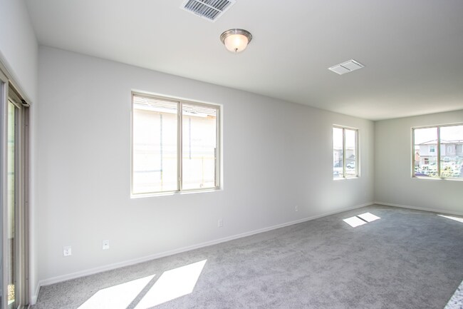 Building Photo - 3Br Home $1799 59th Ave/Broadway