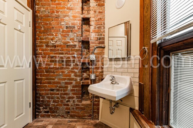 Building Photo - 1146 S 32nd St