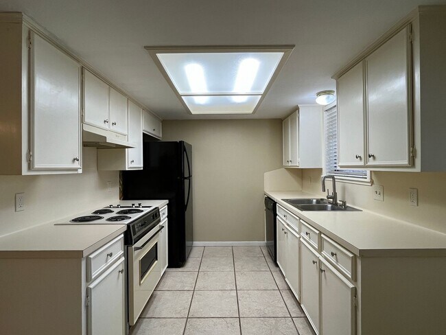 Building Photo - Townhome in the Heart of the Southside!