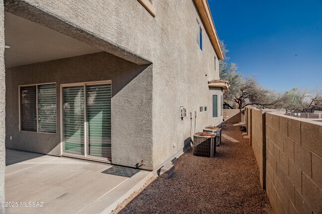 Building Photo - 6161 N Placita San Agustin