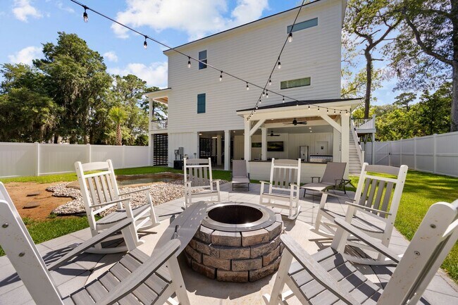 Building Photo - Gorgeous Custom Home Available for Snowbir...