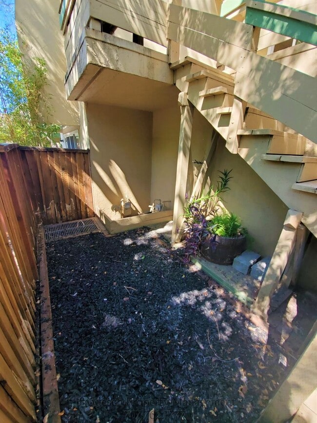 Building Photo - 3048 Yulupa Ave