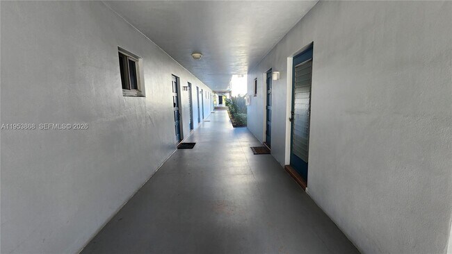 Building Photo - 981 Hillcrest Ct