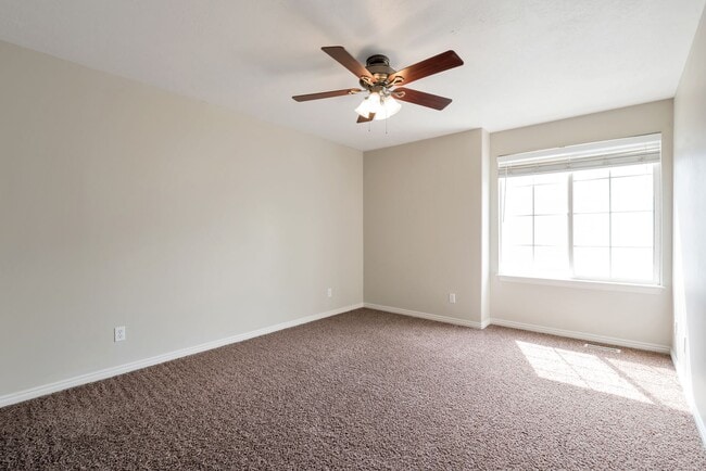 Building Photo - Available Now!   4 bedrooms, 3 1/2 baths PLUS Large Bonus Room