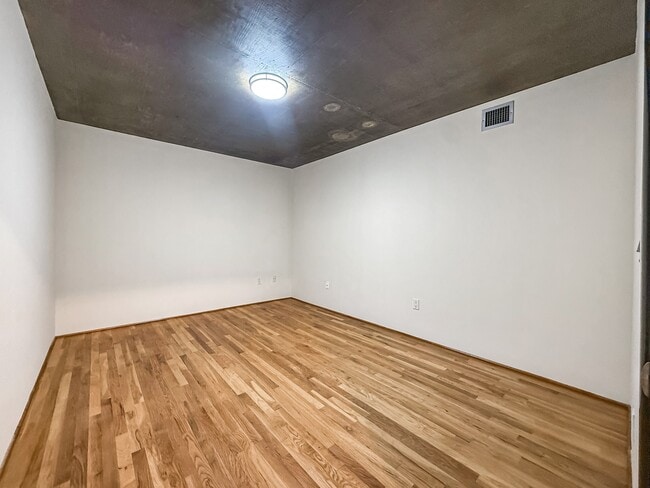 Building Photo - 1005 S Shepherd Dr