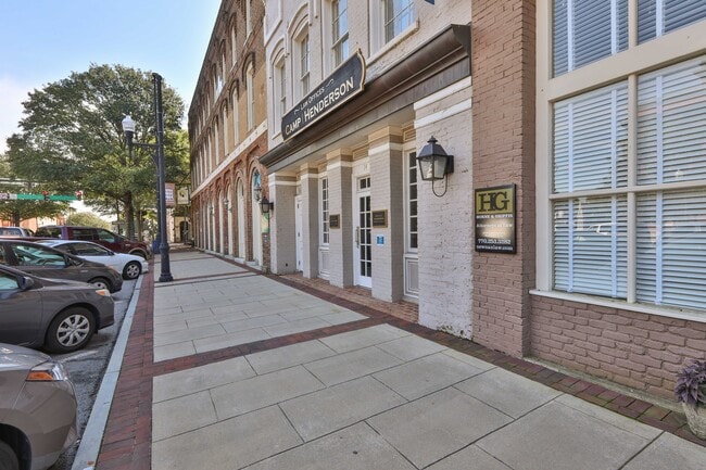 Building Photo - 10 Newnan Views Cir